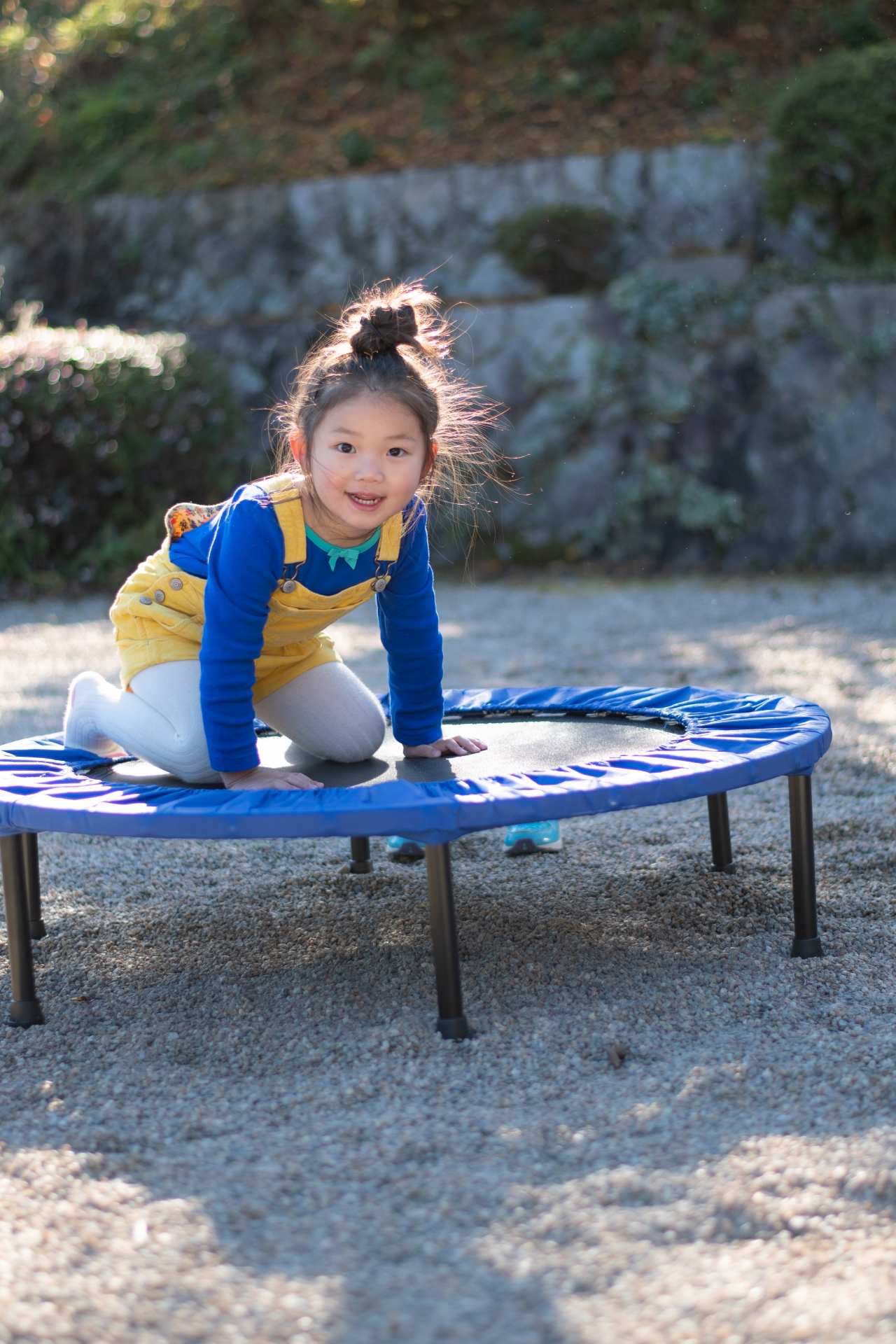 トランポリンで遊ぶ子供